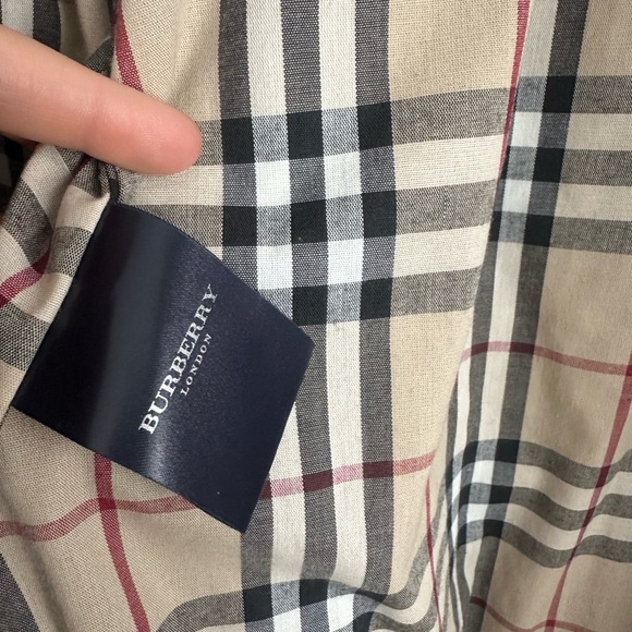 Burberry Women’s Classic Tan Trench Coat - Picture 7 of 16